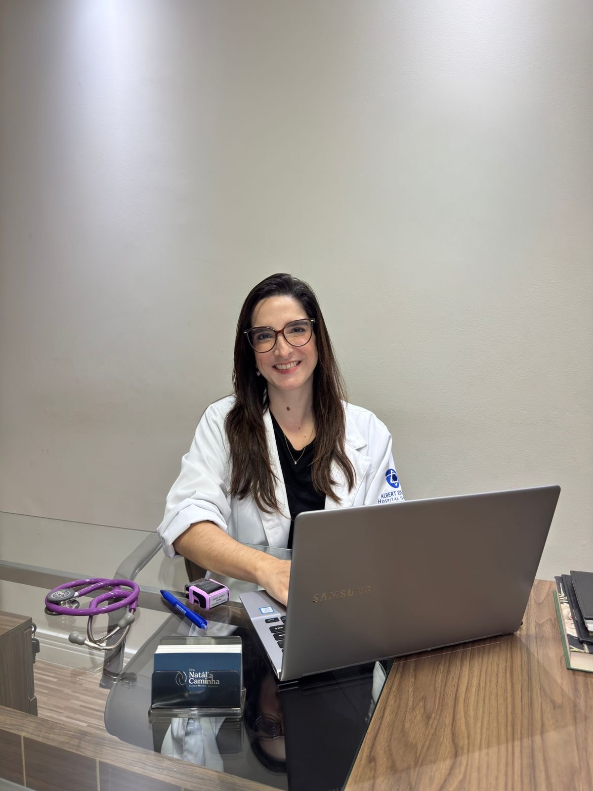 Dra. Natália Caminha em seu consultório